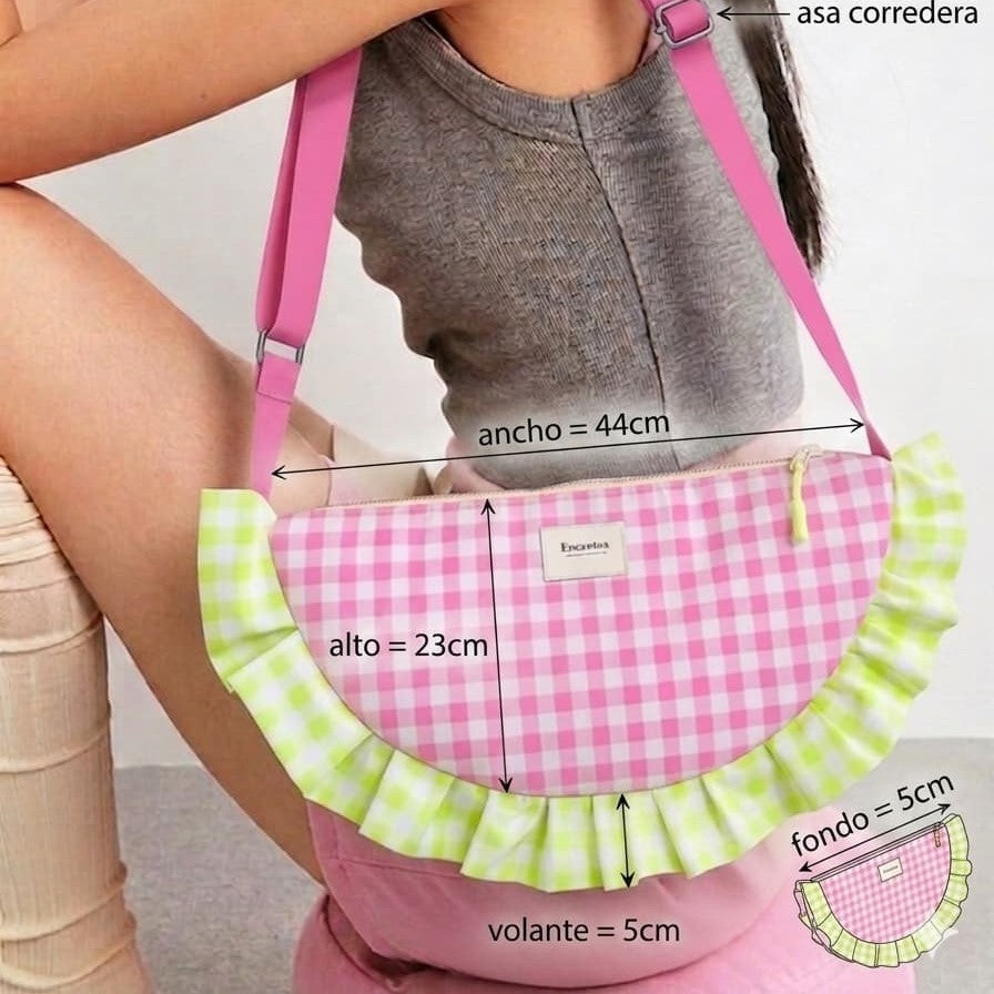 Bolso Media Luna con Volante Vichy Rosa y Lima artesanal, detalle de la correa