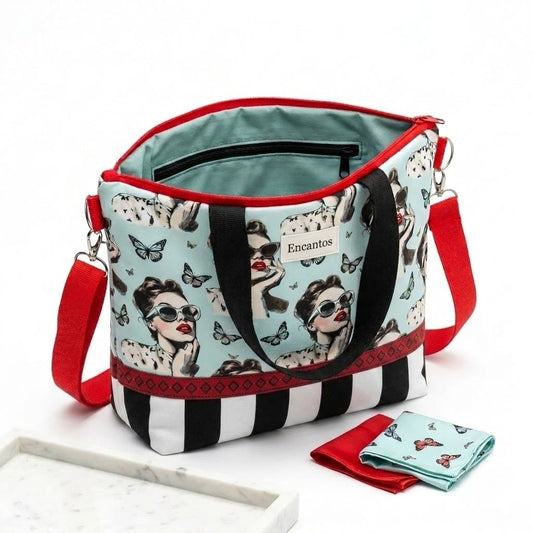 Interior del bolso Encantos Colección Carolina abierto mostrando forro azul celeste con mariposas y bolsillo interior