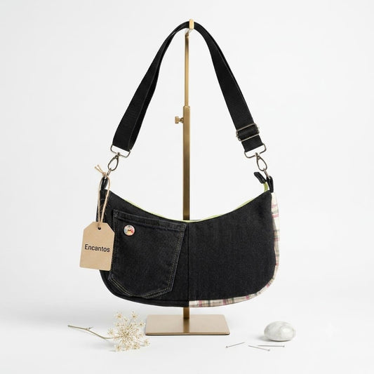 Interior bolso media luna The Beach CNDH con forro verde lima, compartimentos y bolsillo interior de cuadros — Encantos