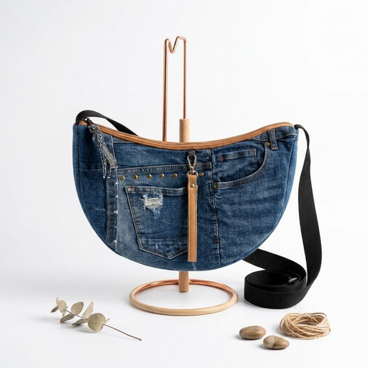 Bolso media luna denim vista frontal con borla de cuero