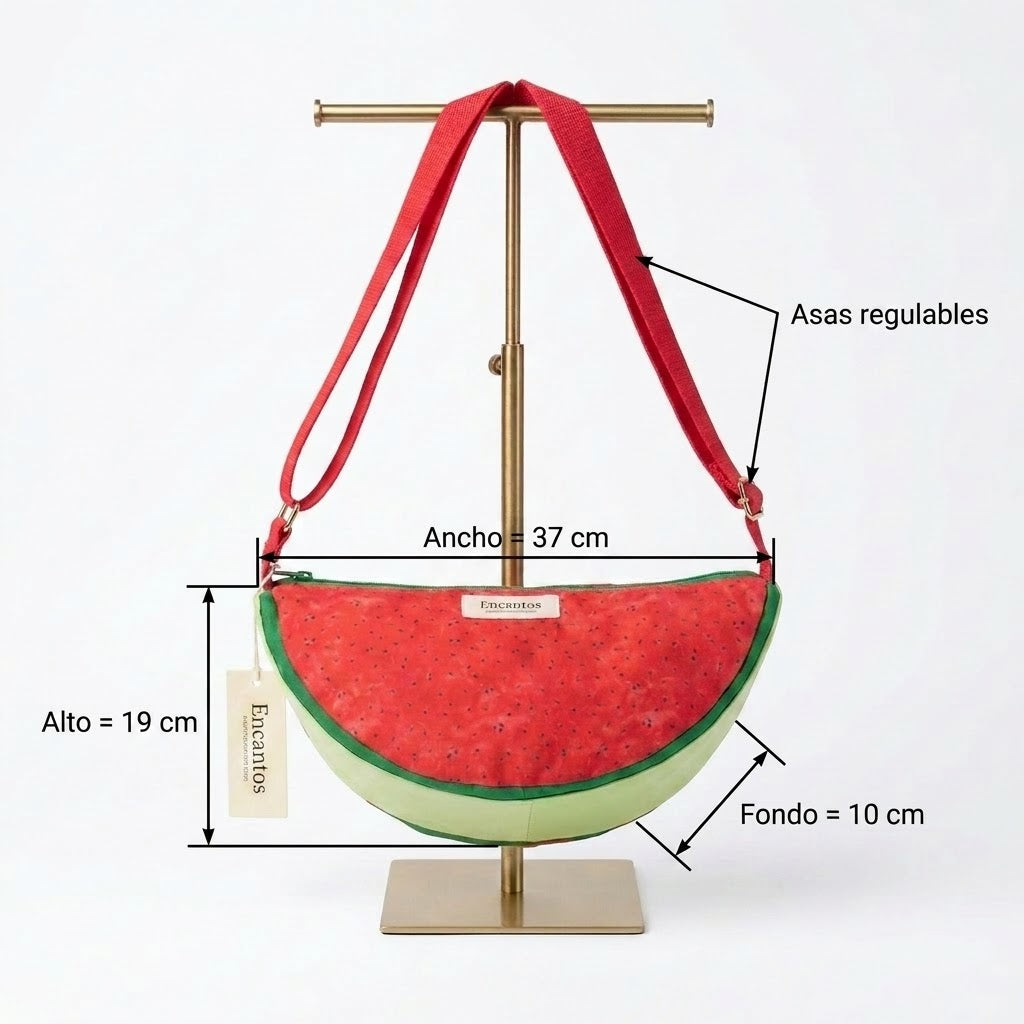 Bolso media luna Sandía en maniquí dorado, vista frontal con etiqueta Encantos
