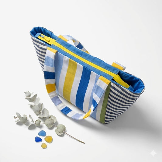 Bolso playero Encantos abierto mostrando forro interior azul y cremallera amarilla