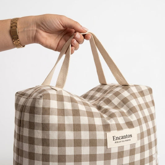 Detalle asas cortas bolso saco bebé vichy beige Encantos con etiqueta artesanal