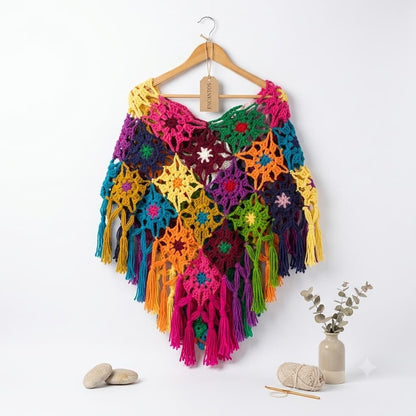 Poncho crochet multicolor granny square colgado en percha sobre fondo blanco