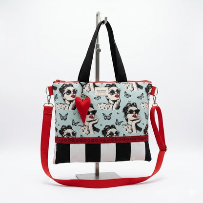 Bolso Colección Carolina estampado mujeres con mariposas, asas negras y bandolera roja – vista frontal sobre fondo blanco