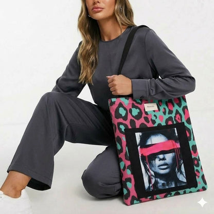 Detalle del retrato urbano en tote bag leopardo menta rosa hecho a mano