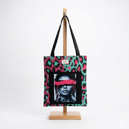 Tote bag artesanal leopardo menta y rosa con retrato urbano, vista frontal
