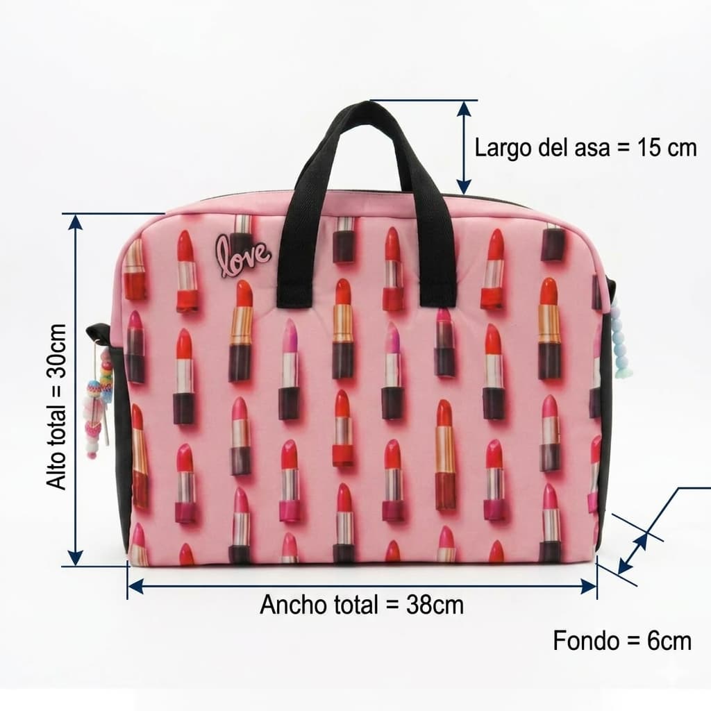 Bolso Maletín Labiales Love color rosa con diseño de labiales impresos, asas negras y detalles decorativos en cierres, ideal para transportar objetos personales con estilo. Cotas y dimensiones