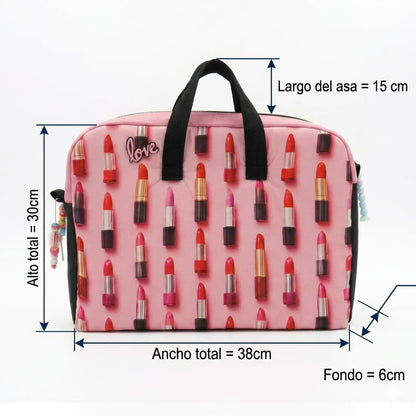 Bolso Maletín Labiales Love color rosa con diseño de labiales impresos, asas negras y detalles decorativos en cierres, ideal para transportar objetos personales con estilo. Cotas y dimensiones
