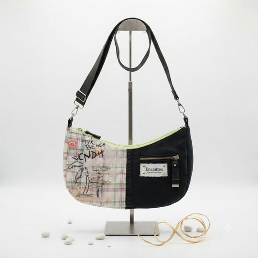 Bolso media luna The Beach CNDH vista trasera con bolsillo vaquero y asa regulable negra — Encantos
