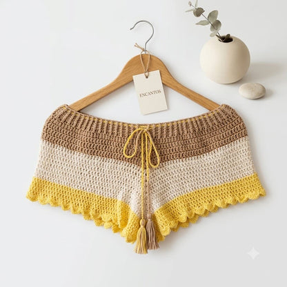 Short crochet tricolor camel crudo y amarillo con cordón y borlas, vista frontal