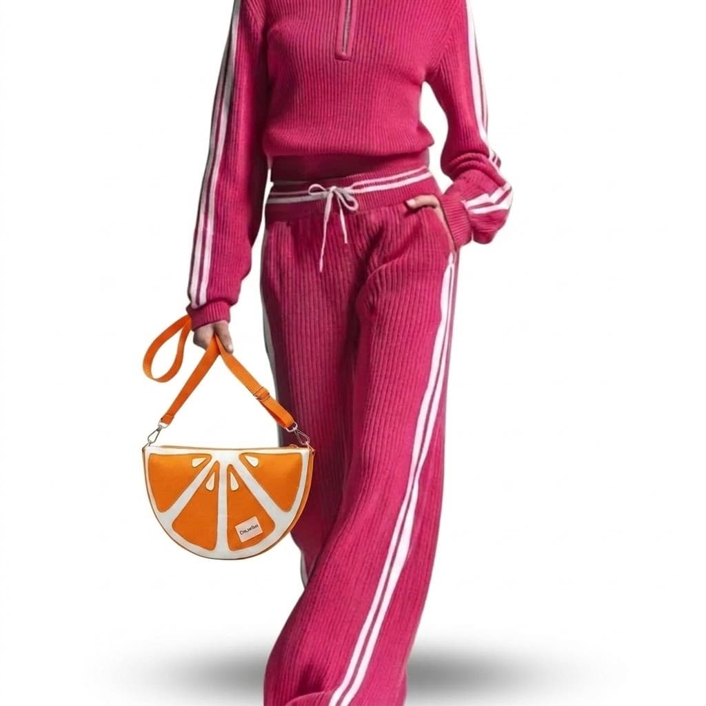 Bolso Media Luna Naranja Gajos Artesanal Encantos - modelo con chándal rosa
