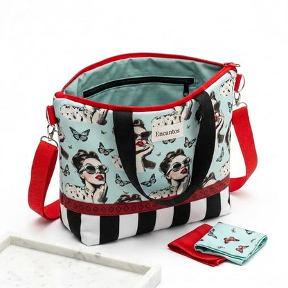 Interior del bolso Encantos Colección Carolina abierto mostrando forro azul celeste con mariposas y bolsillo interior