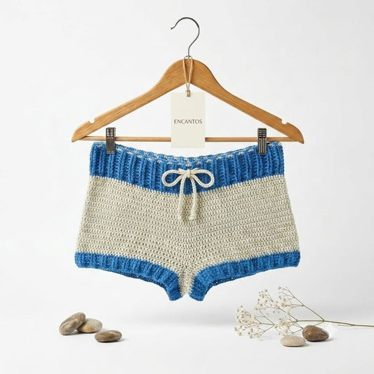 Short crochet bicolor crudo y azul en percha, etiqueta Encantos, vista plana
