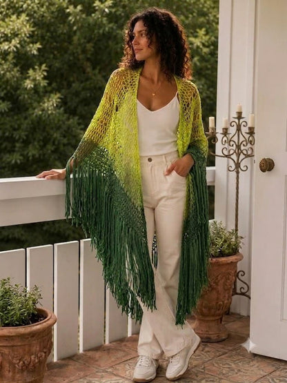 Chal triangular crochet degradado verde lima a verde bosque con flecos, puesto sobre modelo