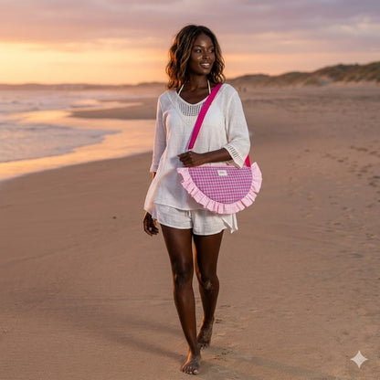 Bolso Media Luna Vichy Rosa en la playa - modelo llevándolo en bandolera