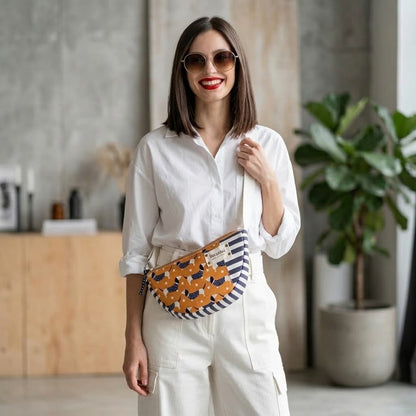 Bolso media luna perritos salchicha llevado en bandolera con conjunto blanco