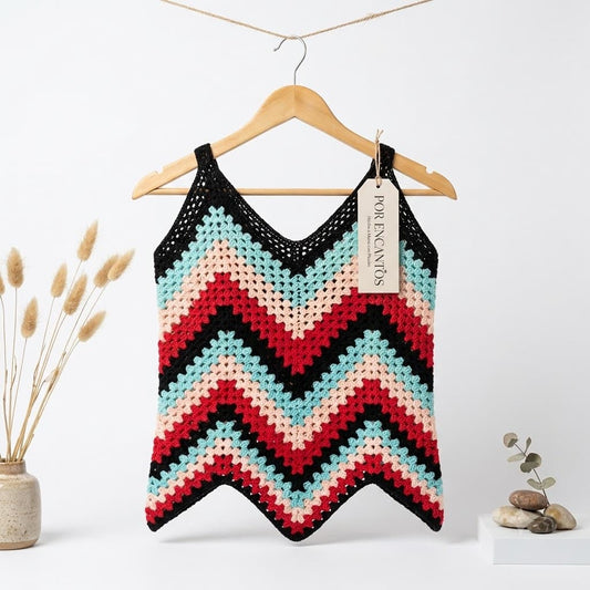 Top crochet multicolor chevron negro turquesa y rojo en percha con etiqueta Por Encantos, fondo blanco