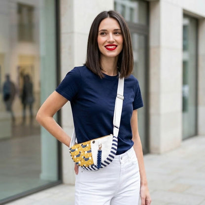 Bolso media luna perritos salchicha llevado cruzado con camiseta azul marino
