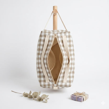 Bolso saco bebé vichy beige abierto mostrando interior amplio con bolsillo de red