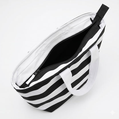 Interior de la tote bag rayas blanco y negro con cremallera negra abierta