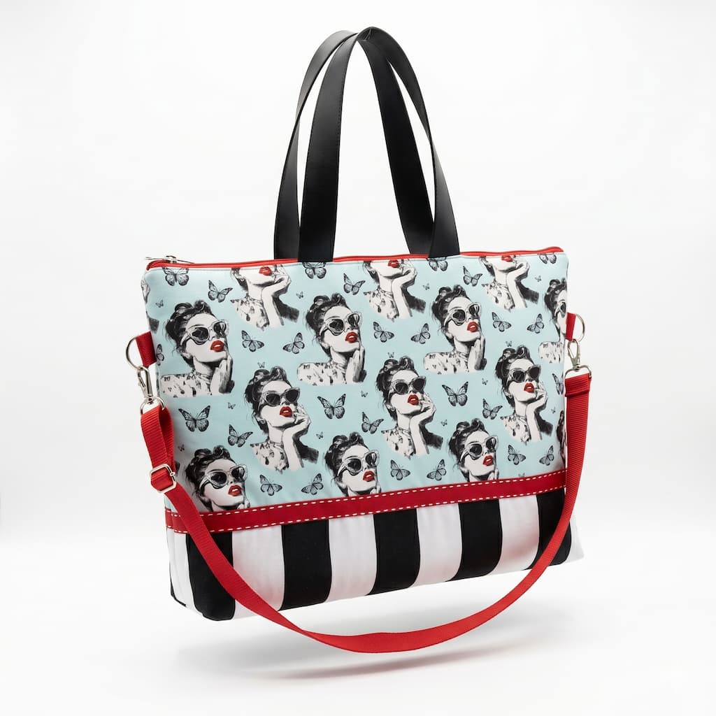 Tote bag artesanal pin-up vintage con estampado retro en azul celeste, rayas blancas y negras, asas negras y bandolera roja