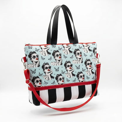 Tote bag artesanal pin-up vintage con estampado retro en azul celeste, rayas blancas y negras, asas negras y bandolera roja