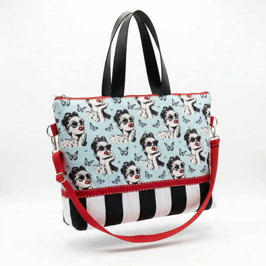 Tote bag artesanal pin-up vintage con estampado retro en azul celeste, rayas blancas y negras, asas negras y bandolera roja