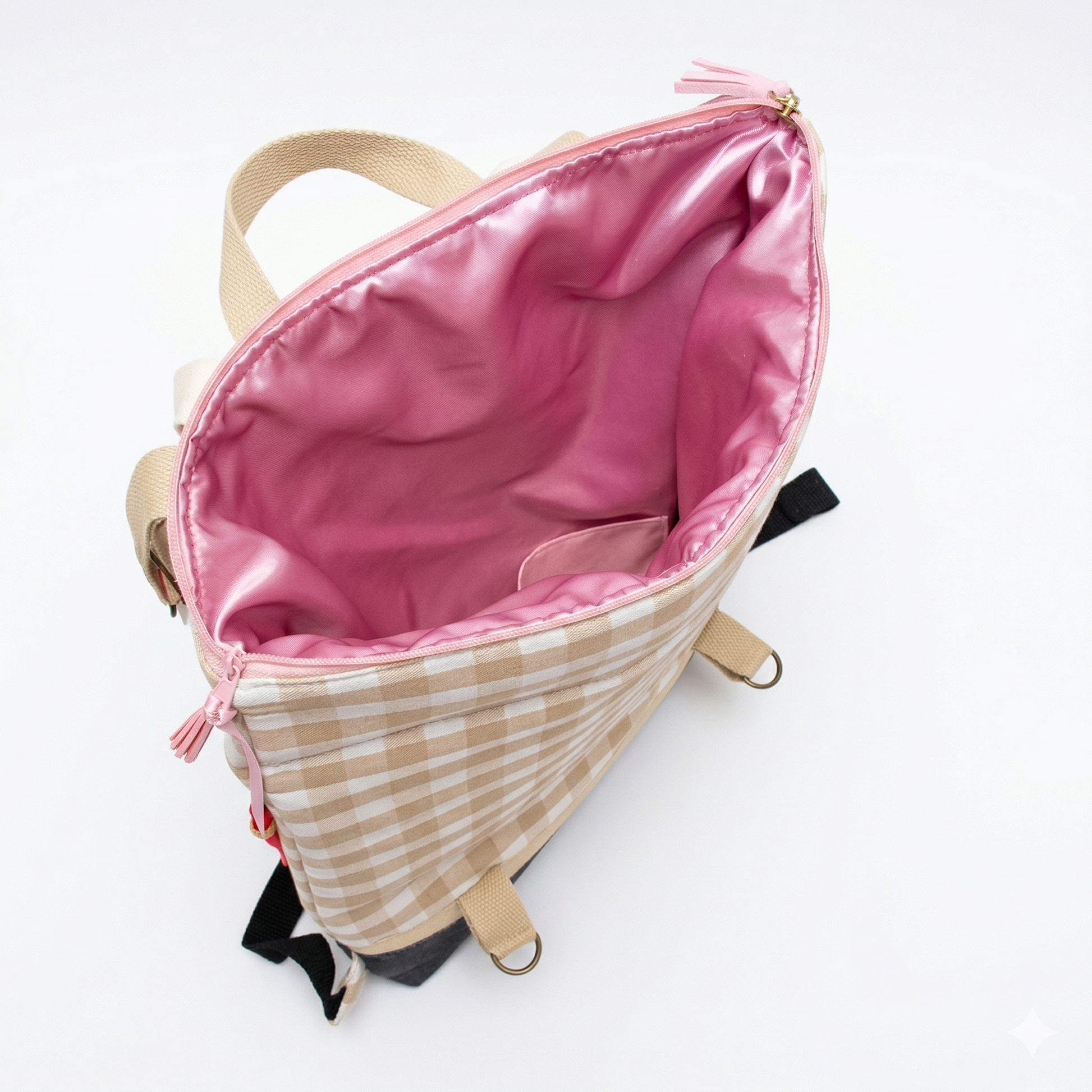 Mochila Vichy Rosa | Encantos vista desde arriba, mostrando interior rosa brillante y diseño exterior a cuadros beige con correas ajustables.