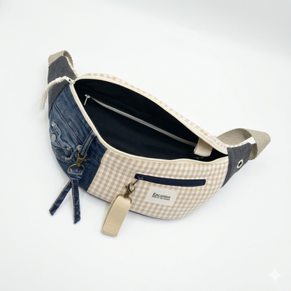 Riñonera Gingham Denim con diseño combinado de tela tipo mezclilla y patrón gingham beige, con cierre y compartimentos prácticos para uso diario.