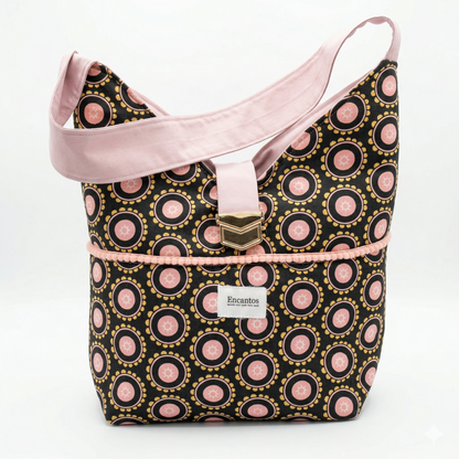 Bolso Hobo Círculos Rosa & Negro | Encantos con diseño circular en tonos rosa y negro, correa ancha rosa y detalle metálico decorativo en la parte frontal.