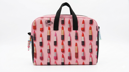 Bolso Maletín Labiales Love en diseño rosa con estampado de labiales variados y asas negras, ideal para transportar cosméticos con estilo.