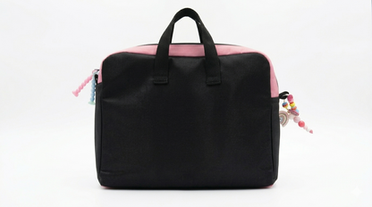Bolso Maletín Labiales Love en colores negro y rosa con asas cortas, diseño compacto y detalles decorativos en los cierres.