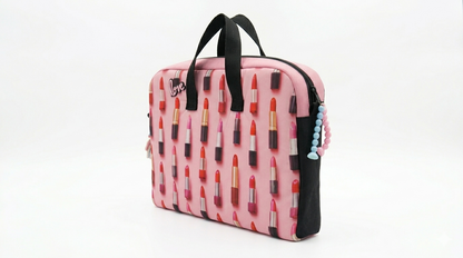 Bolso Maletín Labiales Love rosa con diseño de labiales en varios tonos, asa doble negra y cierre con detalles de cuentas decorativas.