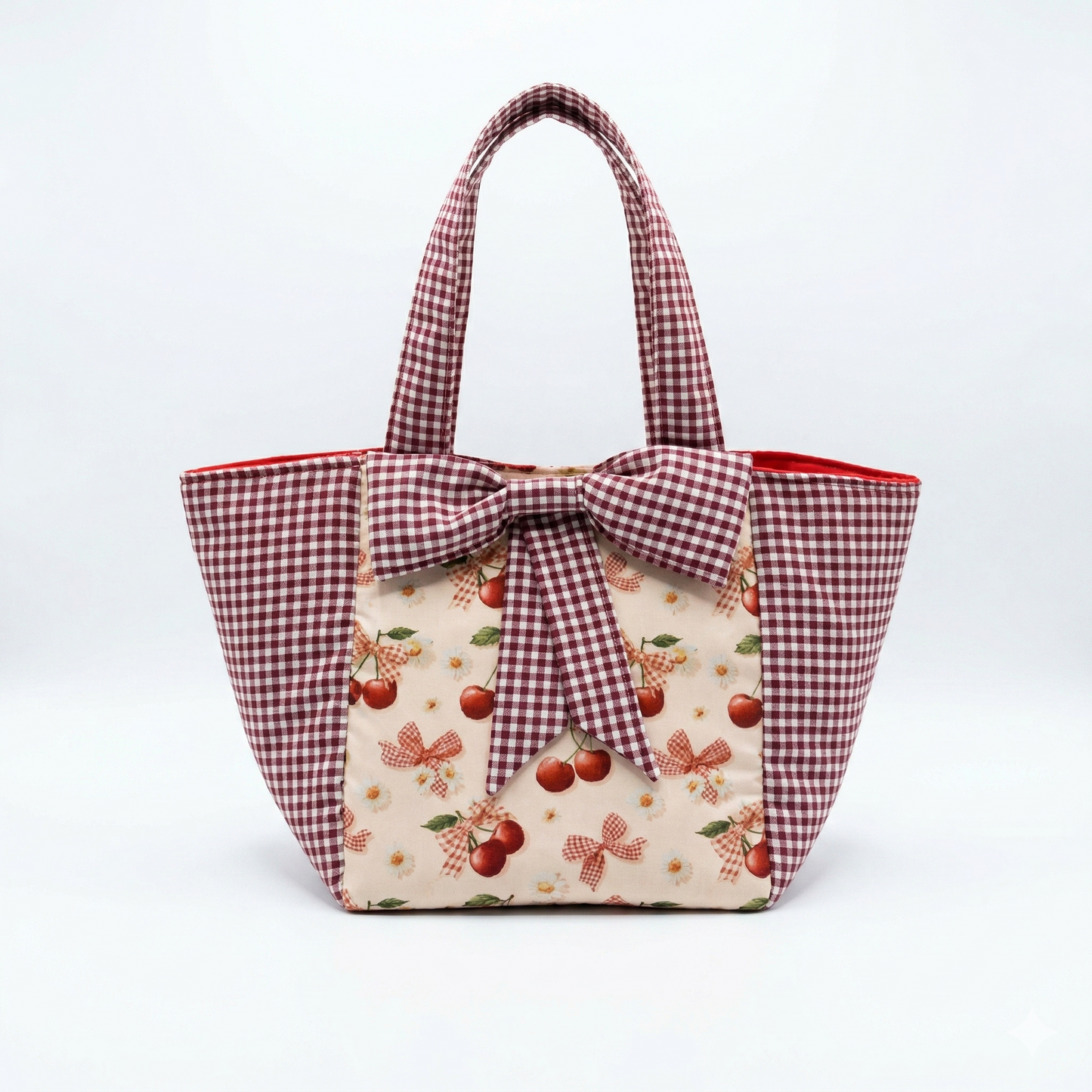 Bolso Tote Vichy Cerezas con Lazo, diseño con estampado de cerezas y detalle de lazo grande en patrón vichy rojo, asas anchas para llevar cómodamente.