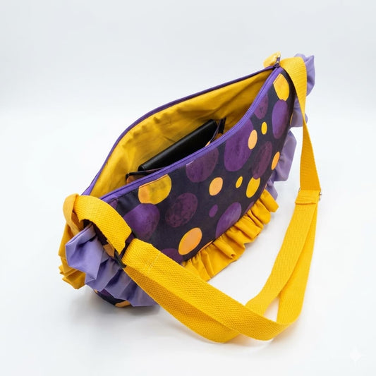 Bolso Media Luna Lunares Morado y Amarillo abierto mostrando forro interior amarillo y bolsillo con cremallera