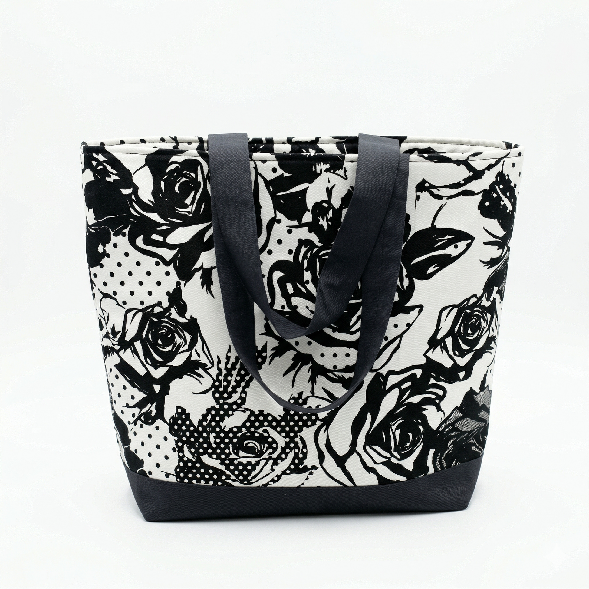 Bolsa Tote Rosas Noir | Encantos en tonos blanco y negro con diseño de rosas y puntos, asas negras y base reforzada, ideal para uso diario.