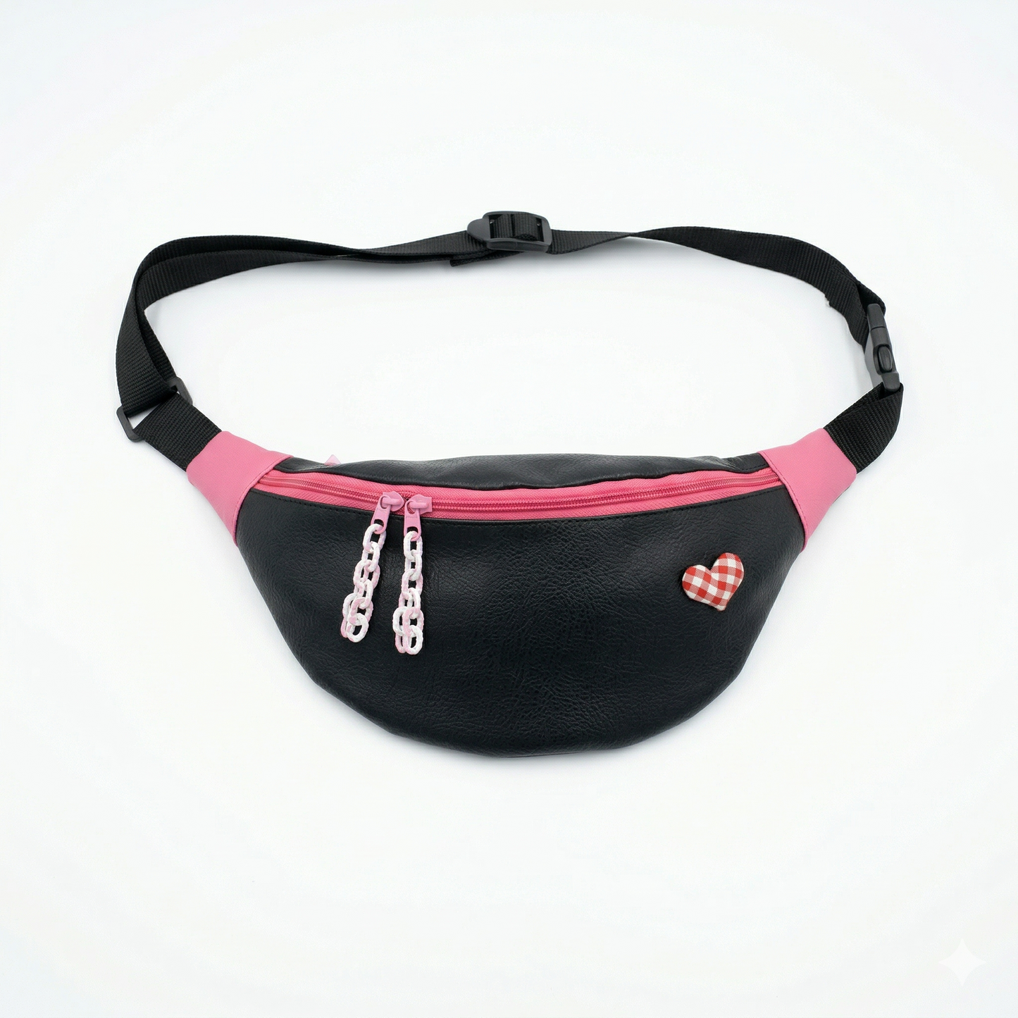 Riñonera Corazón Vichy Negro & Rosa | Encantos con diseño negro y rosa, cierre con doble cremallera y detalle de corazón vichy en tonos rojo y blanco.