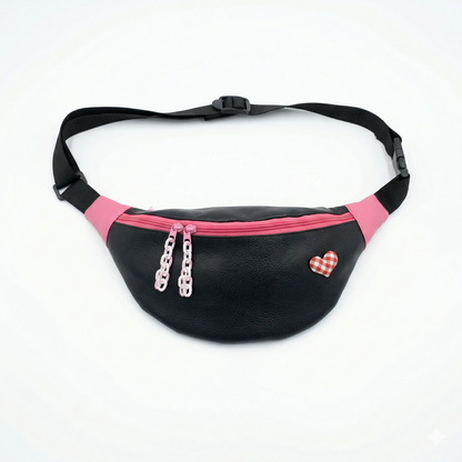 Riñonera Corazón Vichy Negro & Rosa | Encantos con diseño negro y rosa, cierre con doble cremallera y detalle de corazón vichy en tonos rojo y blanco.