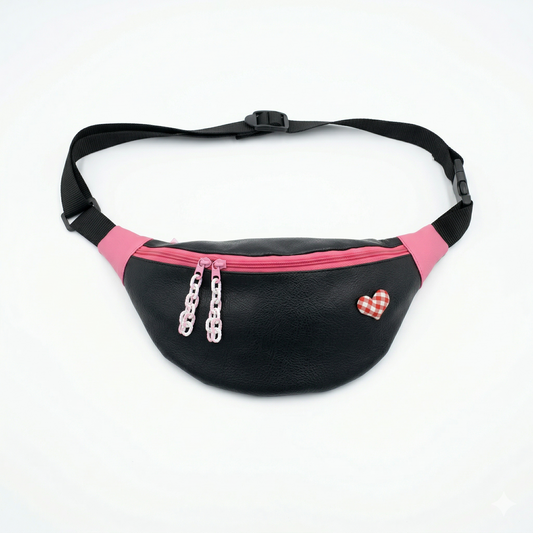 Riñonera Corazón Vichy Negro & Rosa | Encantos con diseño negro y rosa, cierre con doble cremallera y detalle de corazón vichy en tonos rojo y blanco.
