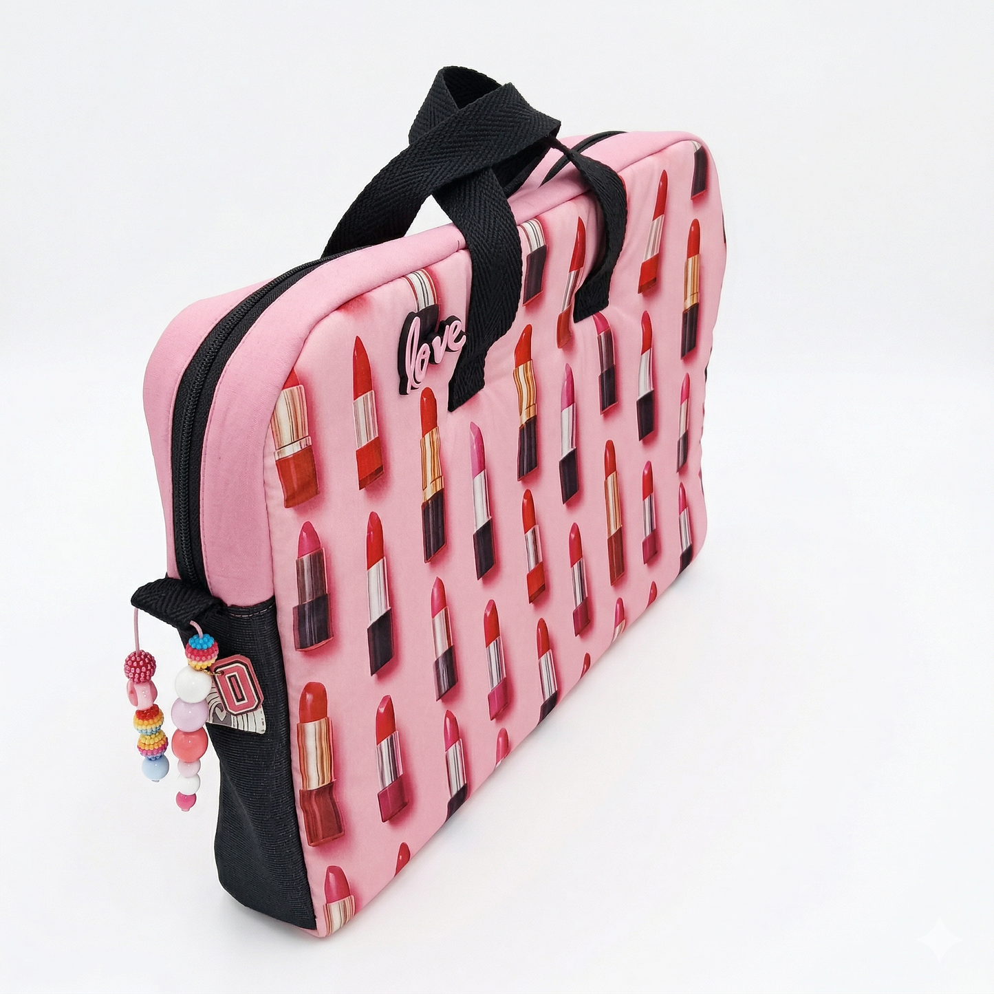 Bolso Maletín Labiales Love color rosa con diseño de labiales impresos, asas negras y detalles decorativos en cierres, ideal para transportar objetos personales con estilo.