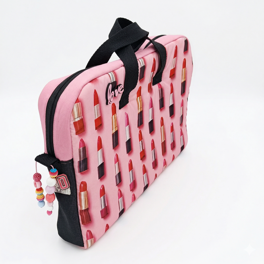 Bolso Maletín Labiales Love color rosa con diseño de labiales impresos, asas negras y detalles decorativos en cierres, ideal para transportar objetos personales con estilo.