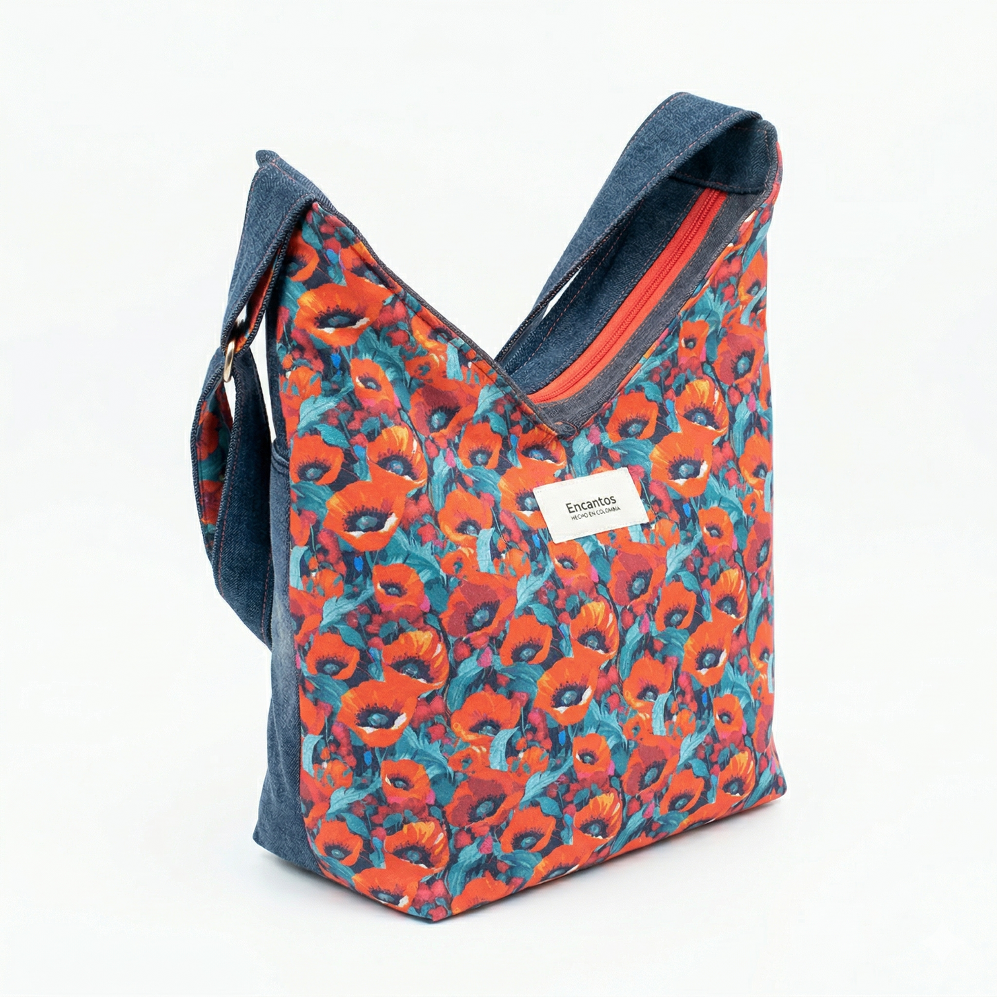 Bolso Hobo Amapolas | Encantos con diseño floral de amapolas en tonos rojos y detalles en azul, correa y base de tela resistente color azul oscuro.