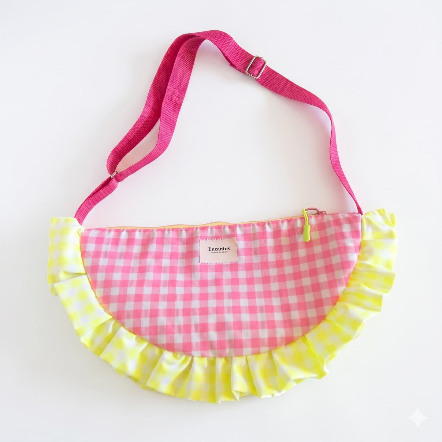 Bolso media luna vichy rosa con volante lima - vista frontal