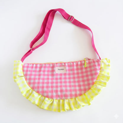 Bolso media luna vichy rosa con volante lima - vista frontal