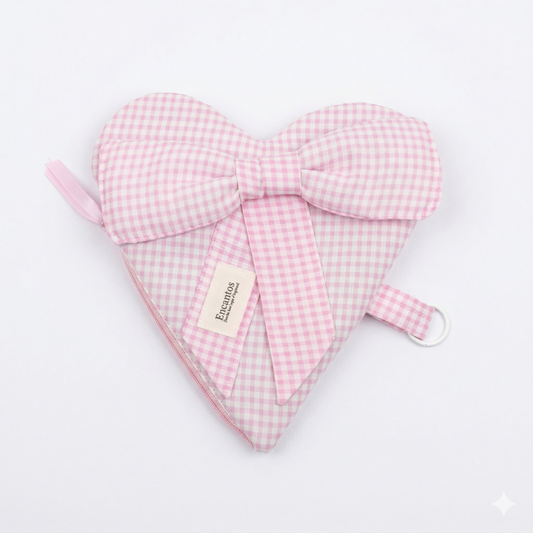 Bolso Corazón Vichy Rosa con Lazo | Encantos en diseño de cuadros vichy rosa con un lazo grande y detalle de etiqueta en tejido suave y coqueto.