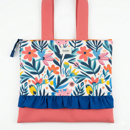 Bolso Tote Floral con Volante con diseño de flores coloridas y hojas, con volante azul y asas en tonos coral, ideal para un estilo fresco y moderno.