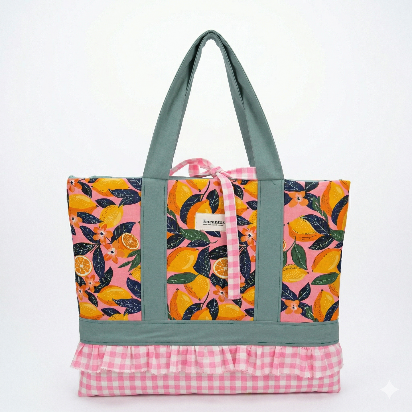 Bolsa Tote Limones Vichy | Encantos con diseño de limones y hojas en fondo rosa, asas y detalles en tela sólida azul y falda de cuadros vichy rosa.