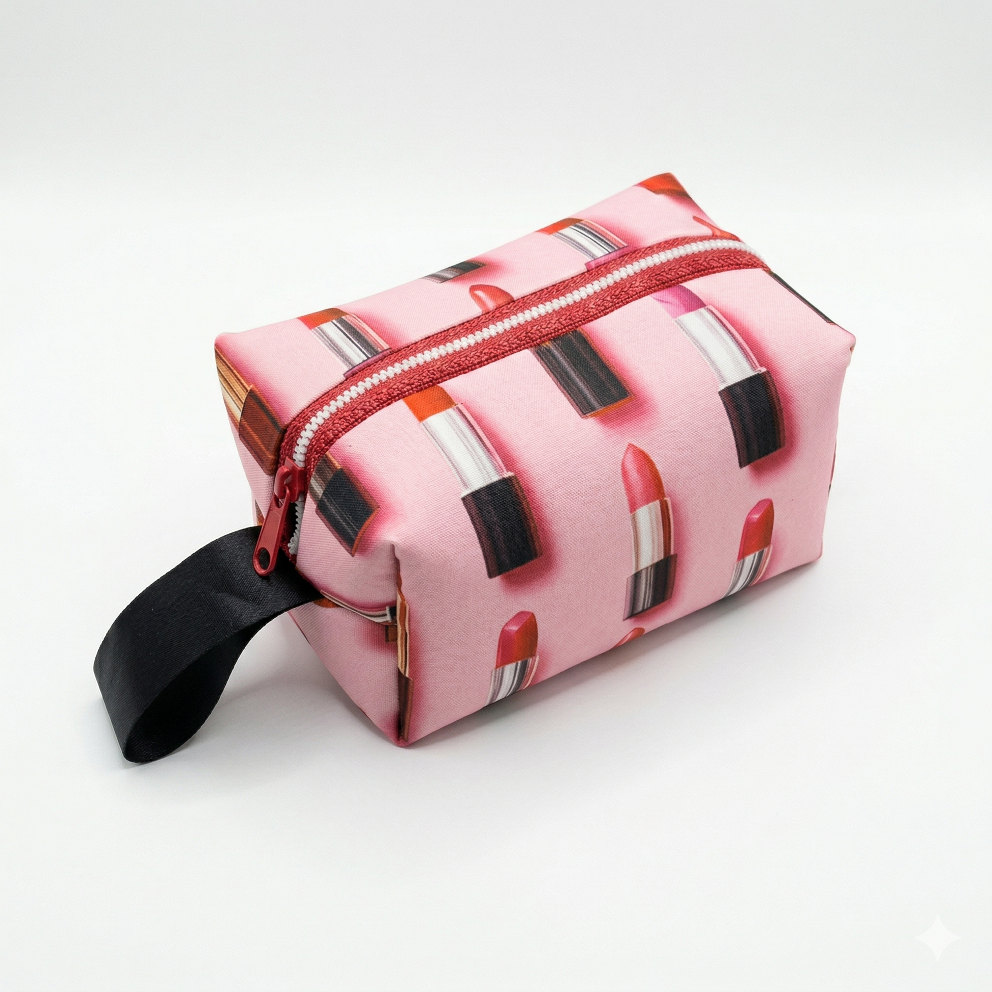 Neceser Labiales Love | Encantos con diseño de labiales rojos sobre fondo rosa, cierre rojo y asa negra para facilitar su transporte.