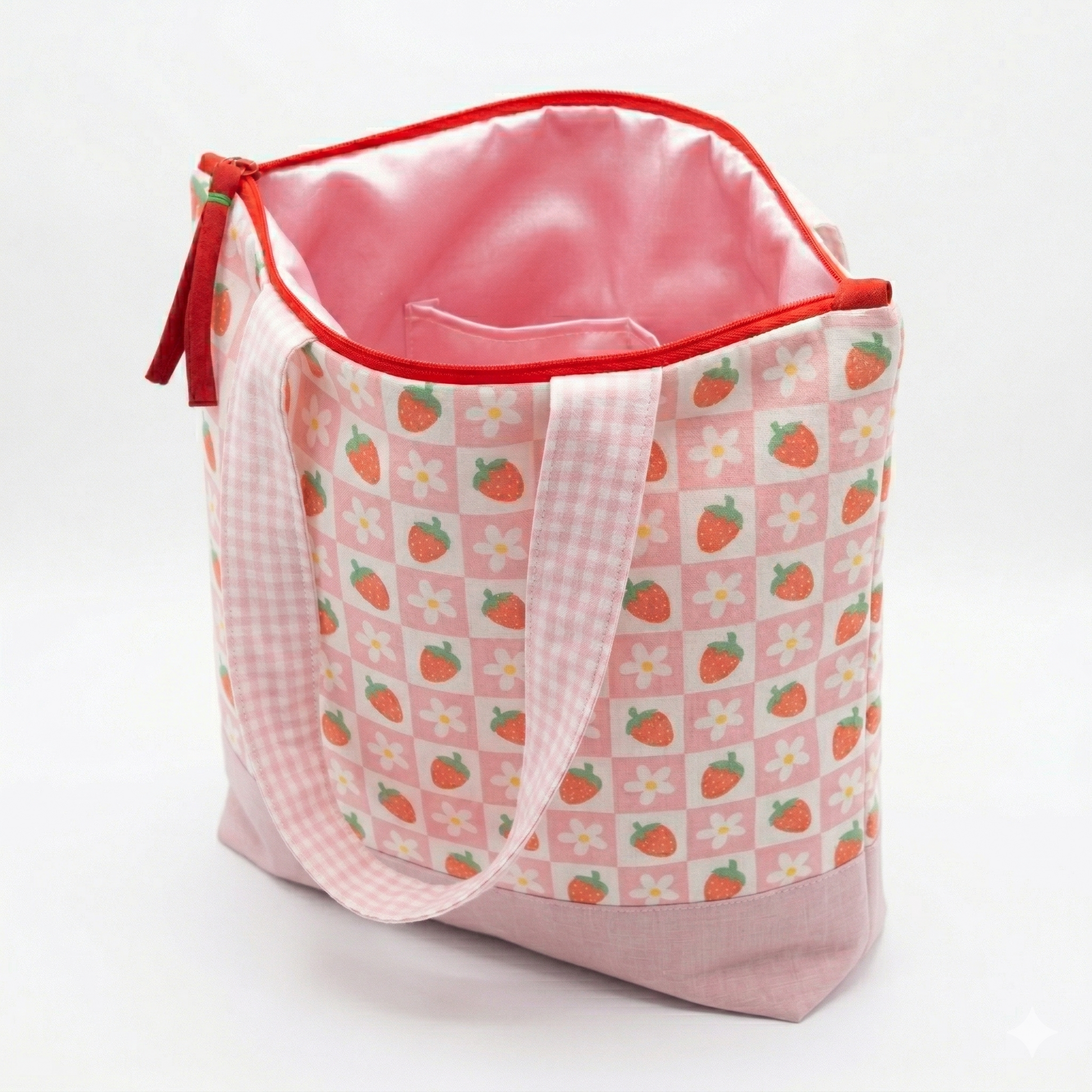 Bolso Tote Fresas y Margaritas con Volantes en tonos rosa con estampado de fresas y margaritas, interior amplio y asas a cuadros para uso diario.